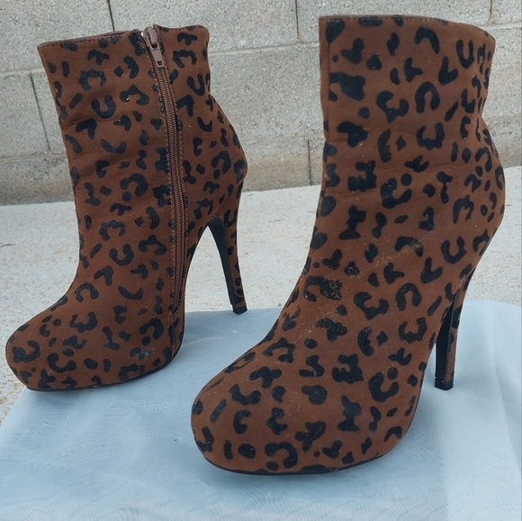 CHARLES Albert leopard print high heel booties size 7.5 - Picture 5 of 8